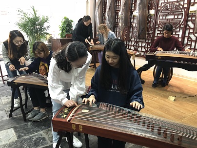 1556417994865713.jpg 365英国上市公司留学生走进民族艺术教育学校2.jpg